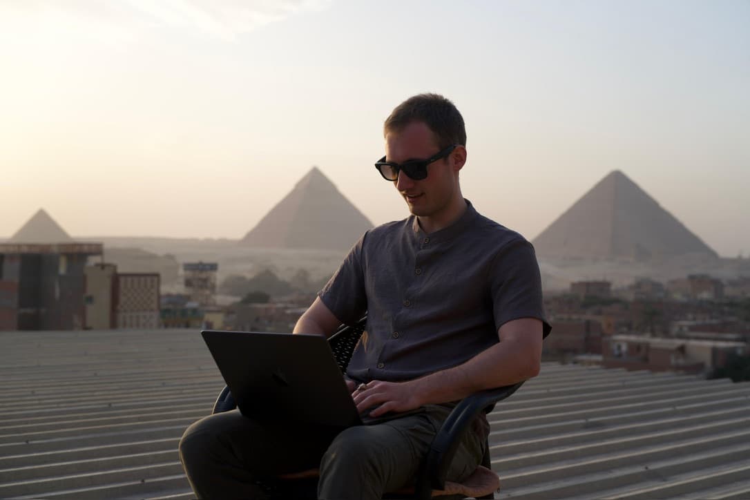 Lukas Weber von weberki mit Laptop